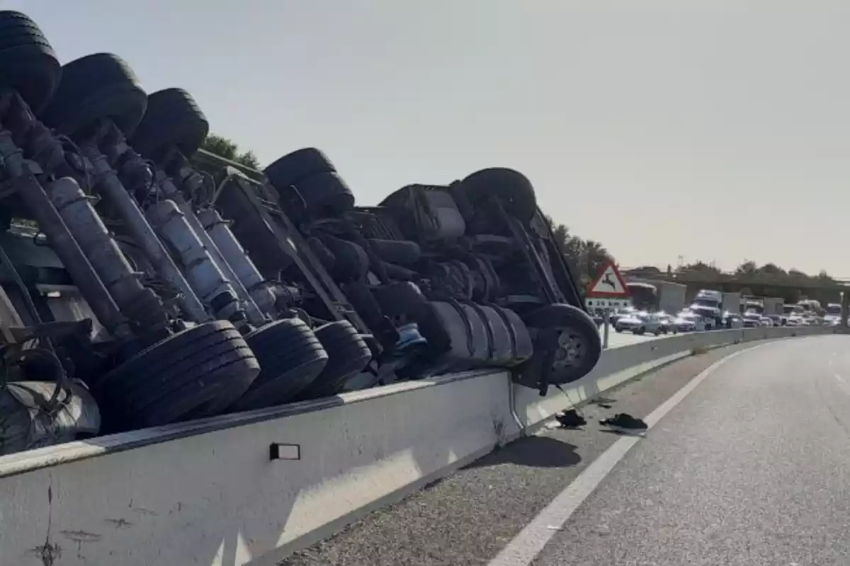 Un camió accidentat a l'autopista AP-7 a Roda de Berà