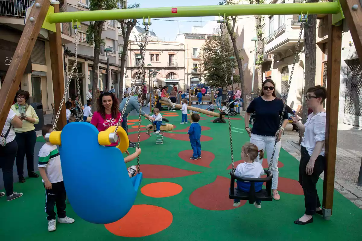 Un gronxador del nou parc inclusiu del carrer d’Ixart de Tarragona