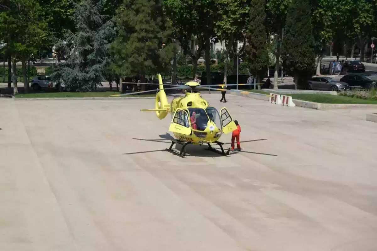 Un helicòpter mèdic aterrat a la plaça de l'Ajuntament de Cambrils
