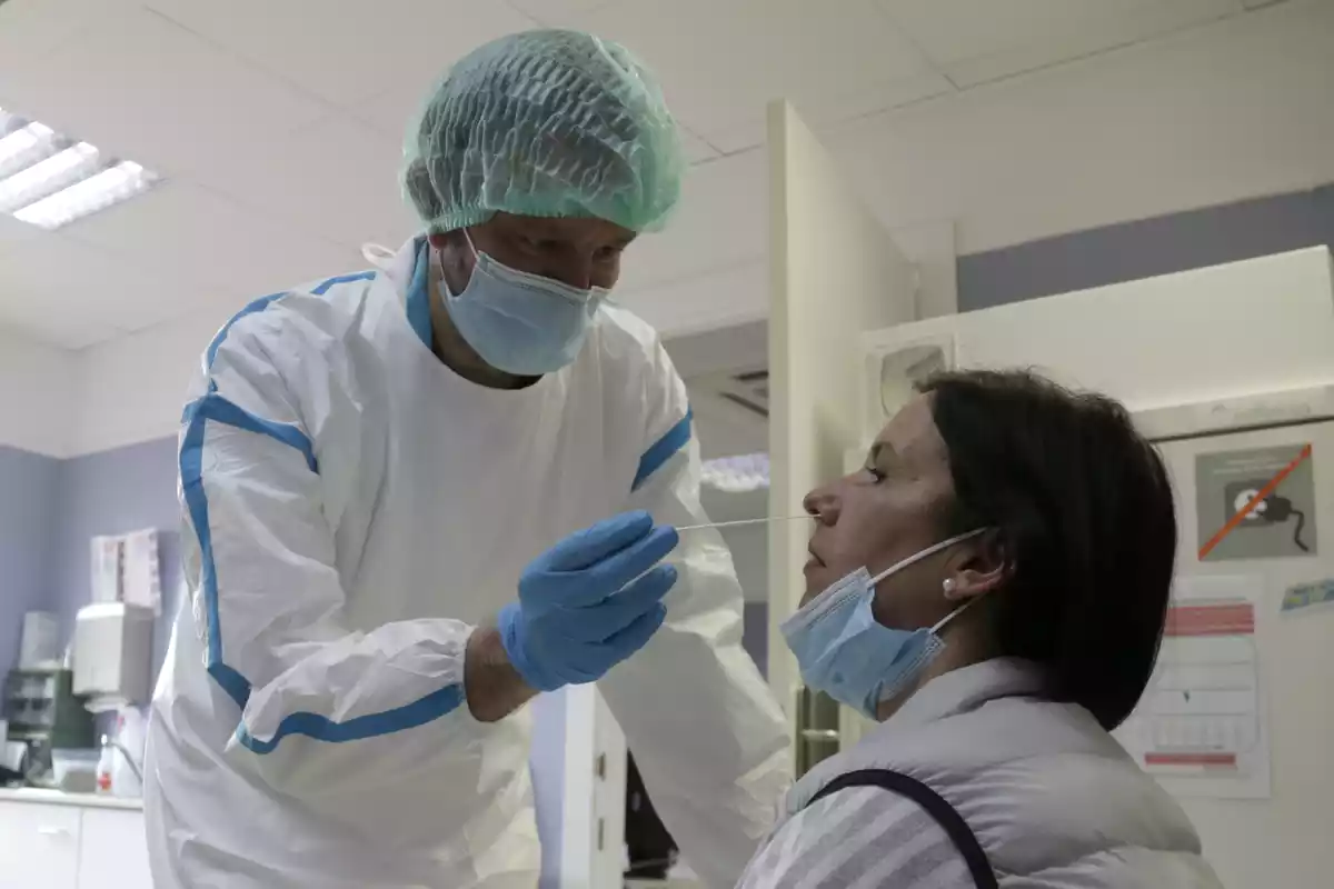 Un infermer del CAP Maresme de Mataró fa una PCR a una pacient