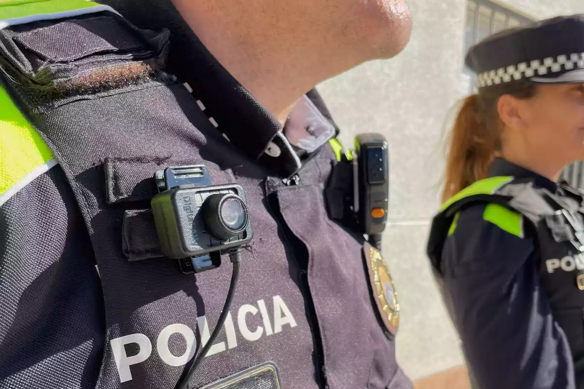 Una càmera portada per un agent de la Policia Local de Roda de Berà