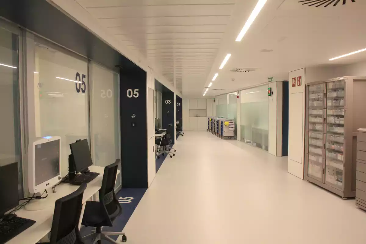 Vista general del passadís central de la nova UCI de l'Hospital Joan XXIII de Tarragona