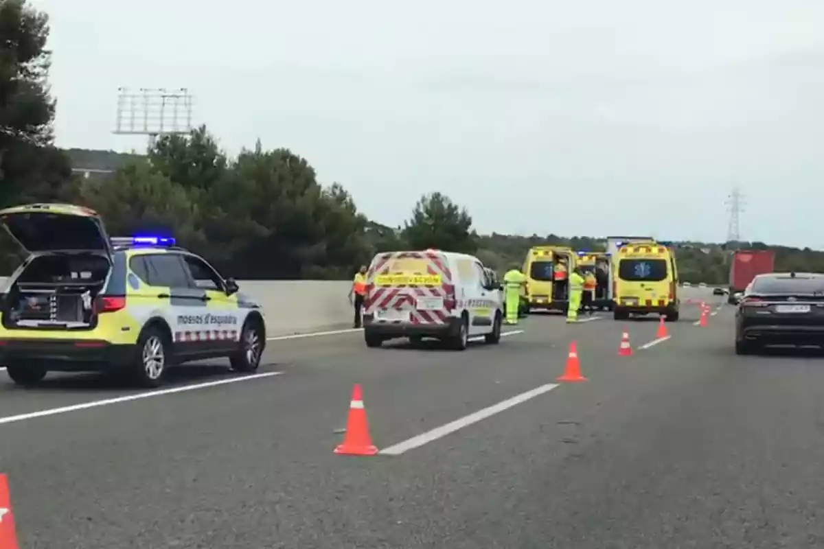 Accident a l'autopista AP-7 a Roda de Berà