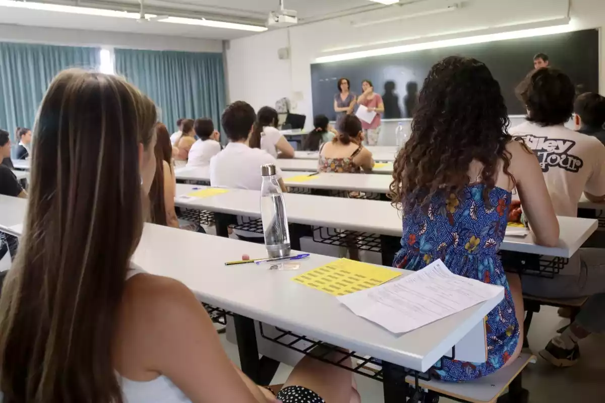 Alumnes esperen que els entreguin l'examen de castellà de les PAU, al Campus Catalunya de la URV, a Tarragona