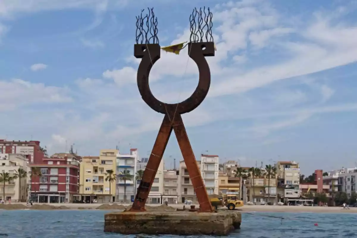Antiga escultura Alfa i Omega de Rafael Bartolozzi al Bloc del litoral de Torredembarra