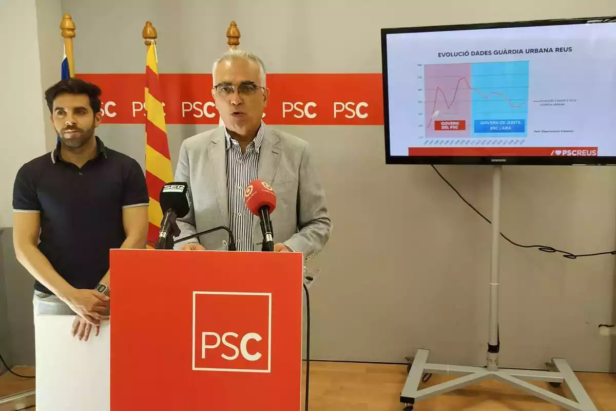 Daniel Marcos i Andreu Martín, dempeus al faristol de la seu de l'agrupació del PSC de Reus
