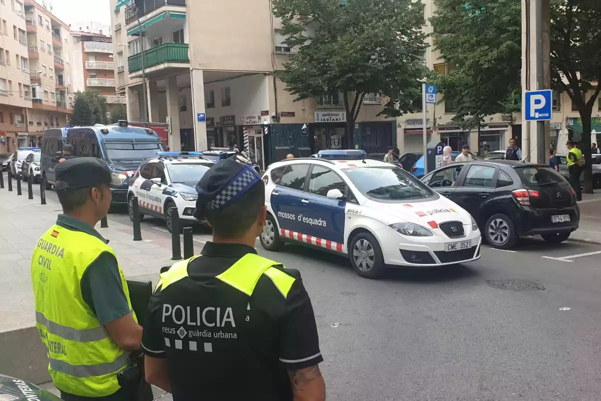 Dispositiu policial conjunt al carrer de la Sardana i la plaça Comte de Reus