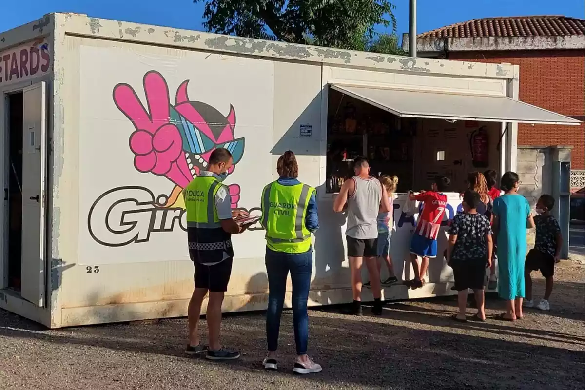 Dos agents de la Guàrdia Civil durant la inspecció d'una caseta de venda de petards a la demarcació de Tarragona