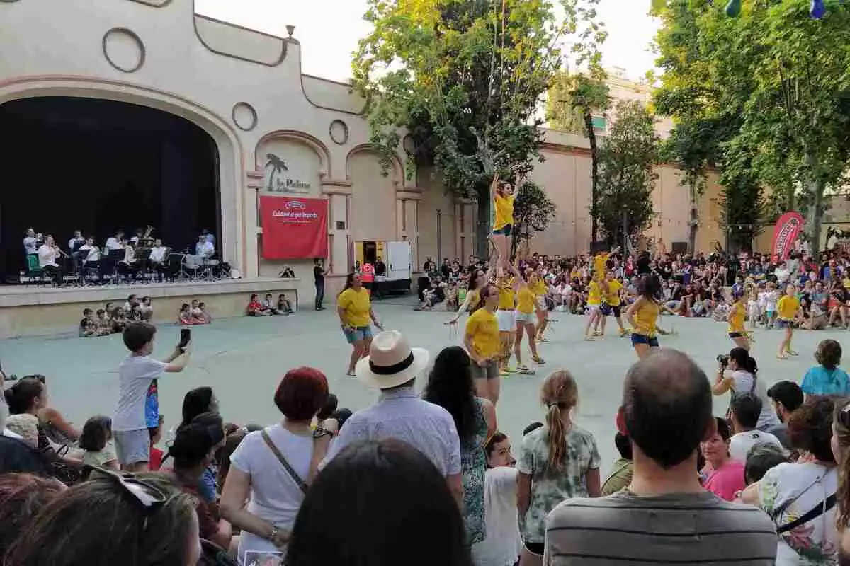 El Ball de Prims, vestit d'assaig, ballant al centre de la Palma