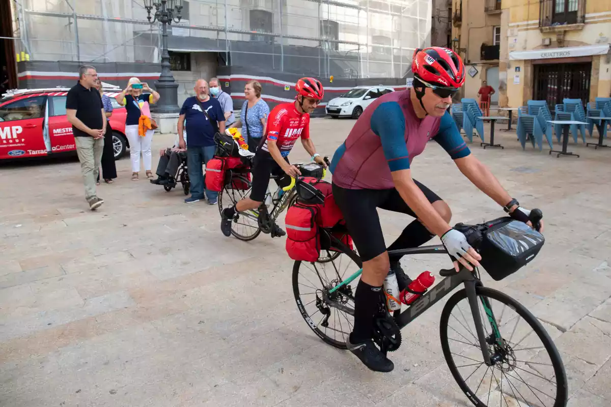 Els ciclistes Ricardo Mandrá i Pep Garcia inicien el Camí de Santiago a favor d'AFANOC des de Tarragona