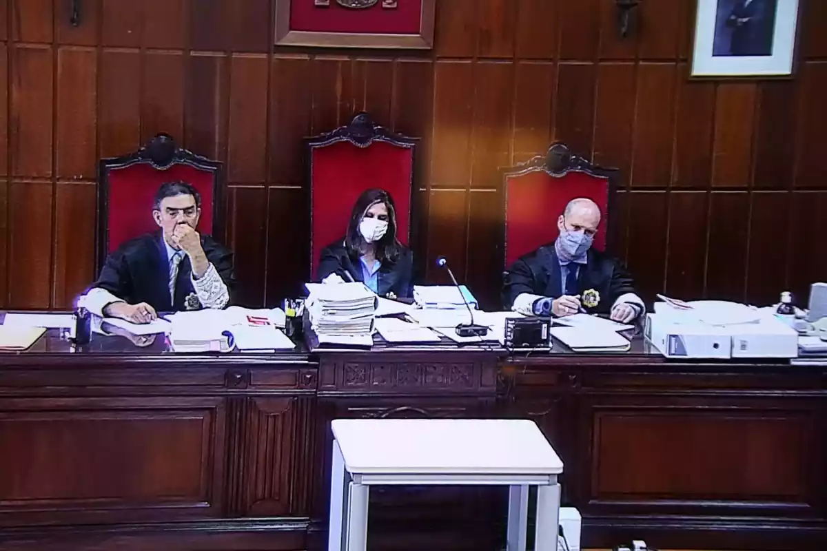 Els jutges del cas lloguers de Torredembarra en la segona jornada judici que se celebra a l'Audiència de Tarragona
