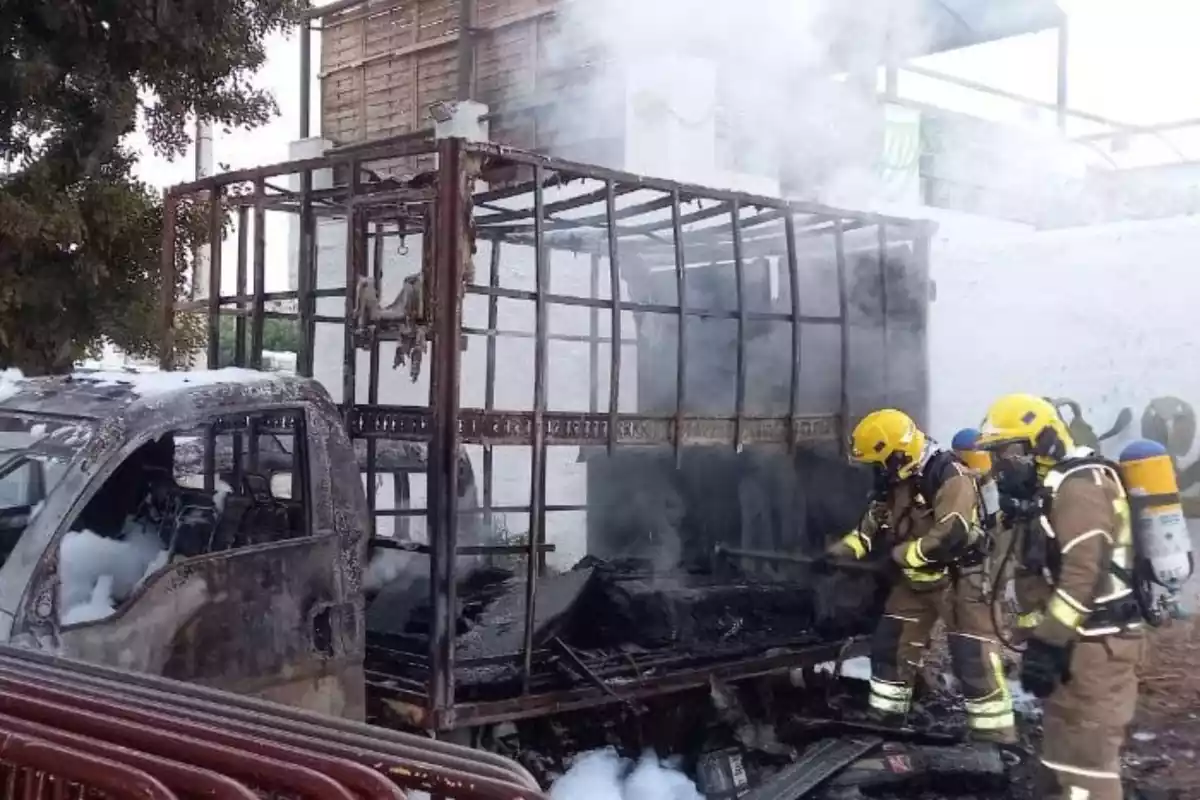 Els vehicles que han cremat a l'exterior de la discoteca de Coma-ruga.