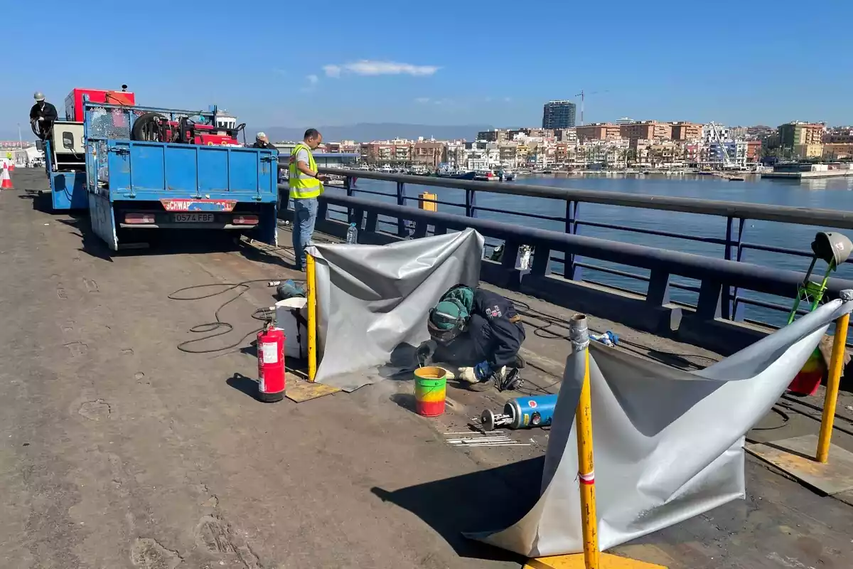 Imatge de diversos operaris durant les obres de rehabilitació del Pont Mòbil del Port de Tarragona