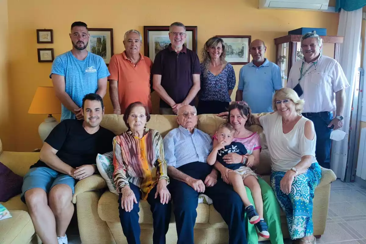 Imatge de l'alcalde Ricomà i al consellera López amb l'avi centenari Ángel Delgado i la seva família