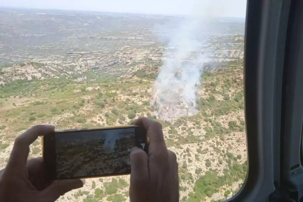 Imatge de l'incendi que crema a la Morera de Montsant