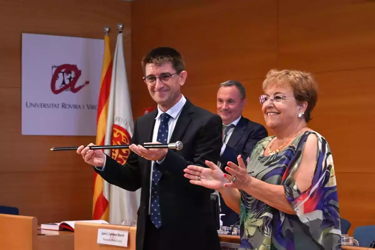 Joan Pallarès després de rebre el bastó de rector de la URV de mans de María José Figueras