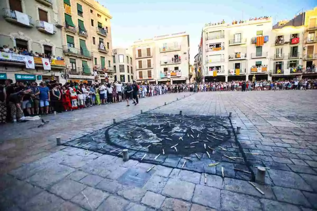 La plaça del Mercadal de Reus, plena de públic, amb la Tronada preparada per petar a la coca central