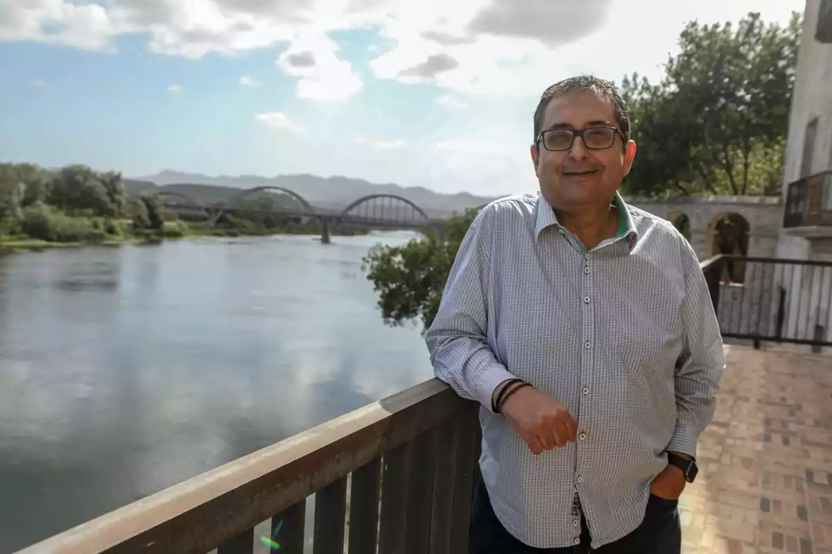 L'alcalde de Móra d'Ebre, Joan Piñol, al balcó del riu Ebre