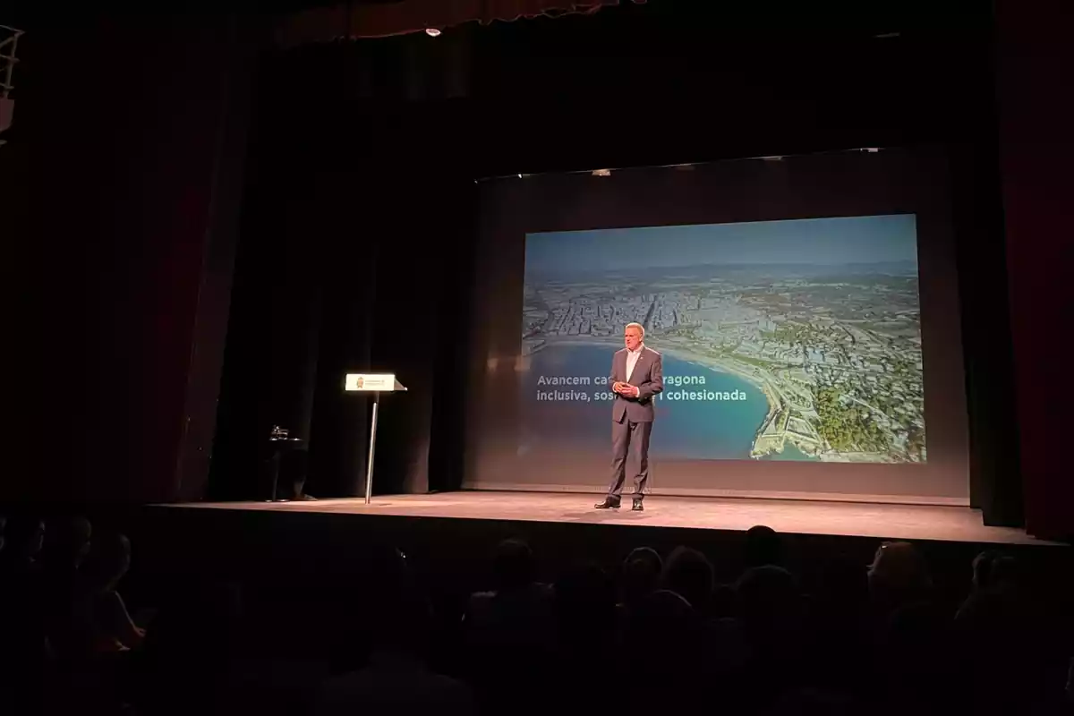 L'alcalde de Tarragona, Pau Ricomà, durant la conferència al Teatre Metropol