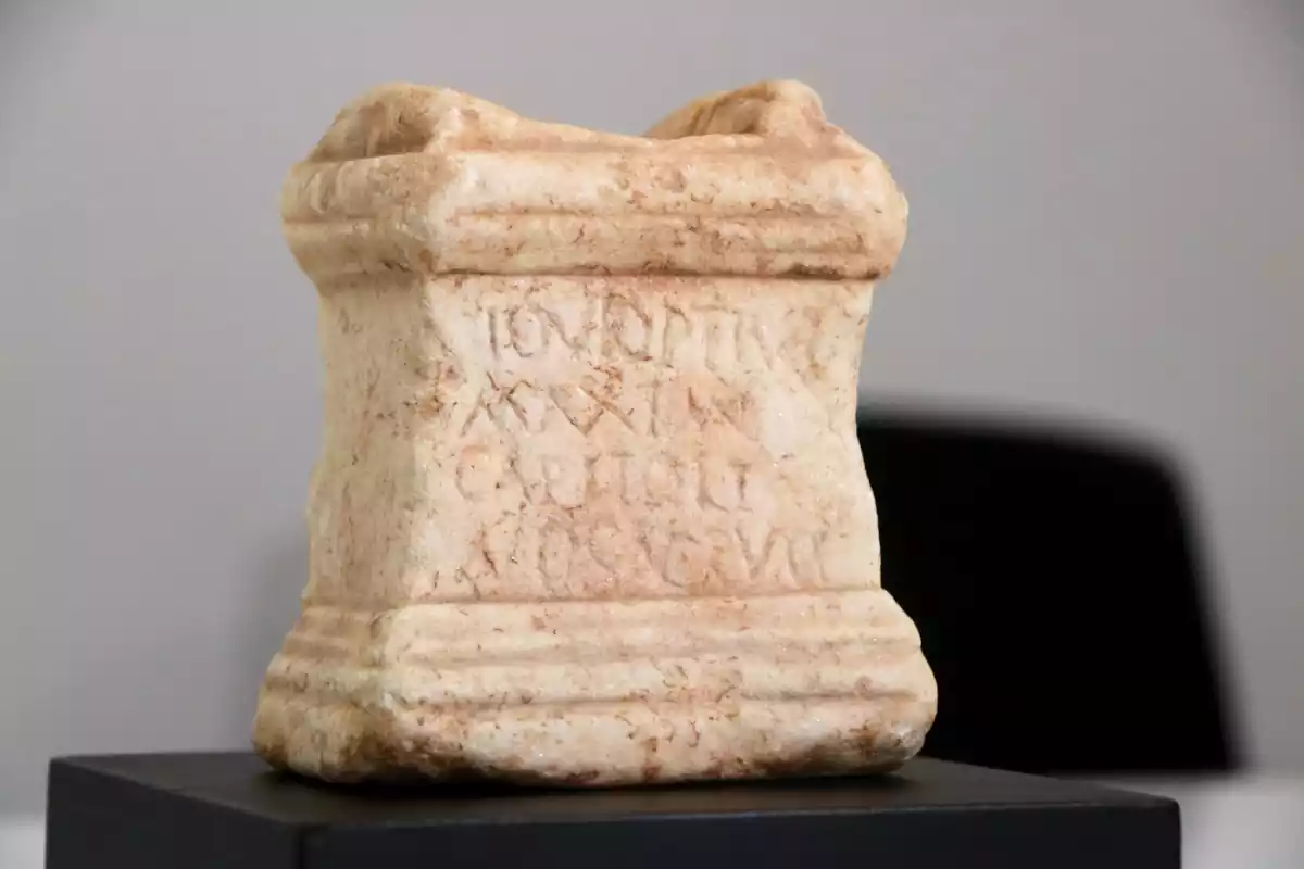 L'altar romà té una inscripció dedicada al déu Júpiter