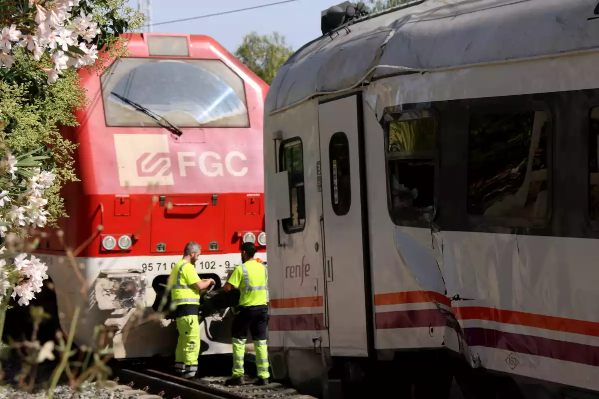 Operaris d'Adif i de Renfe fent tasques per retirar la locomotora accidentada a Vila-seca