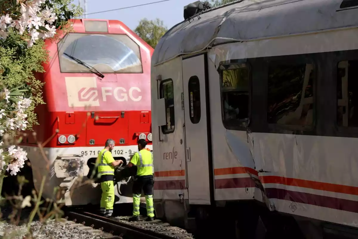 Operaris d'Adif i de Renfe fent tasques per retirar la locomotora accidentada en el xoc amb un tren regional a Vila-seca