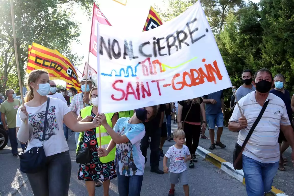 Pla obert d'una manifestació dels treballadors de la fàbrica de Saint-Gobain de l'Arboç