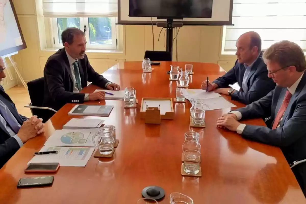 Reunió de l'alcalde de Gandesa, Carles Luz, el diputat Ferran Bel, i el secretar general d'Infraestructures, Xavier Flores