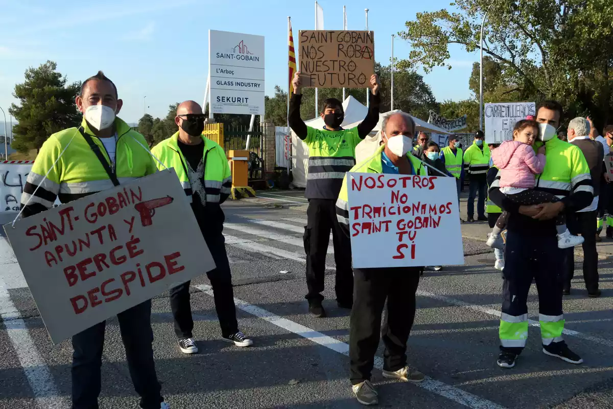 Treballadors amb pancartes concentrats davant les portes de la fàbrica de Saint-Gobain a l'Arboç