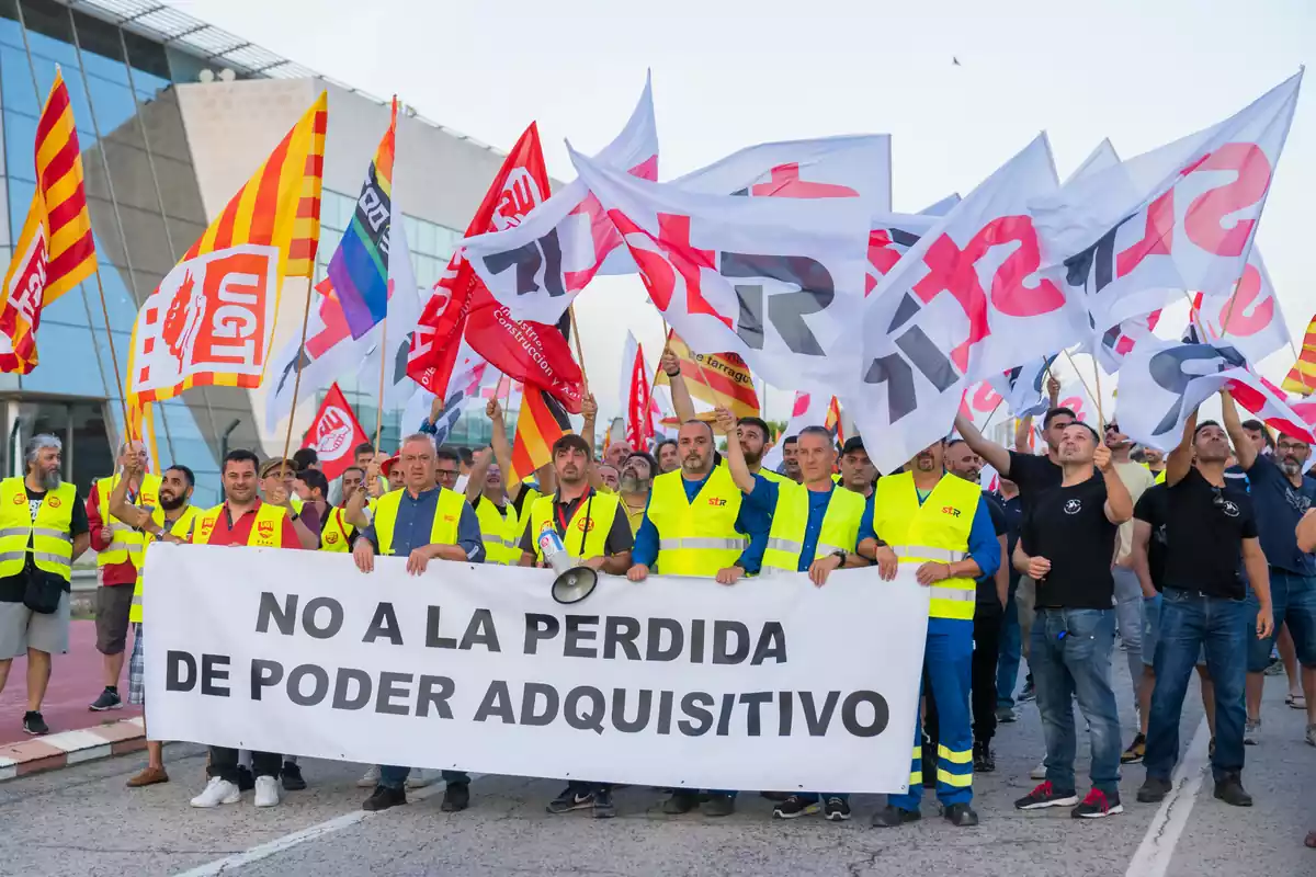 Treballadors de BASF durant una manifestació