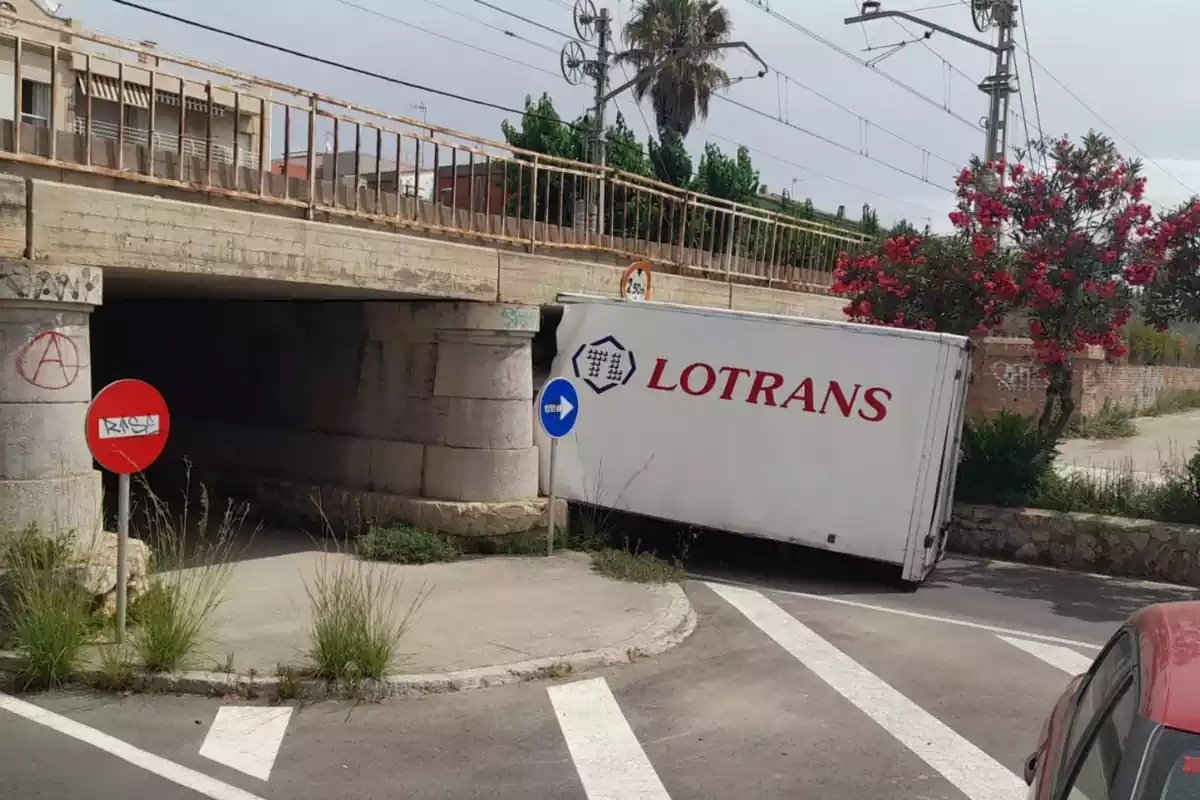 Un camió atrapat a sota d'un pont a Cunit.
