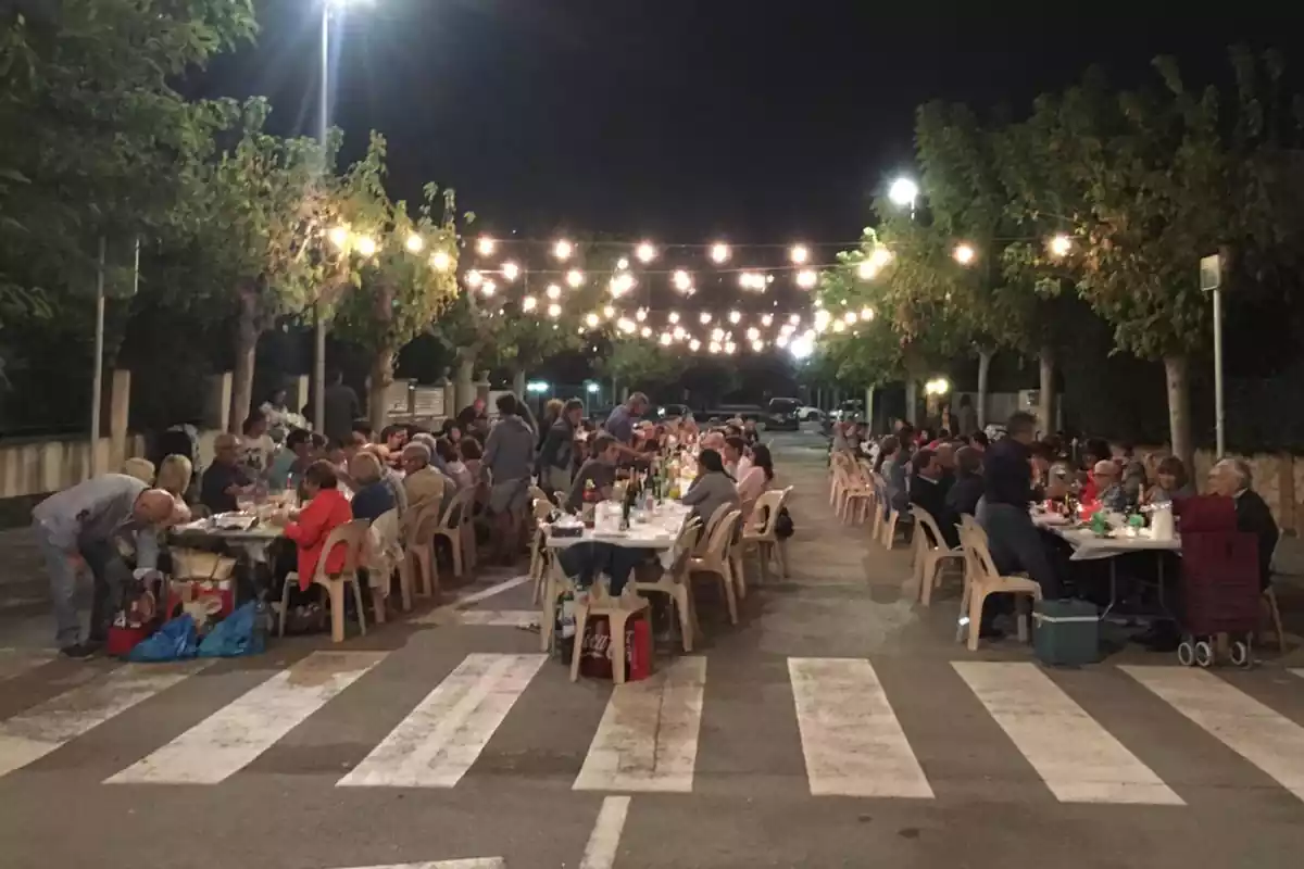Un sopar en un carrer del Morell