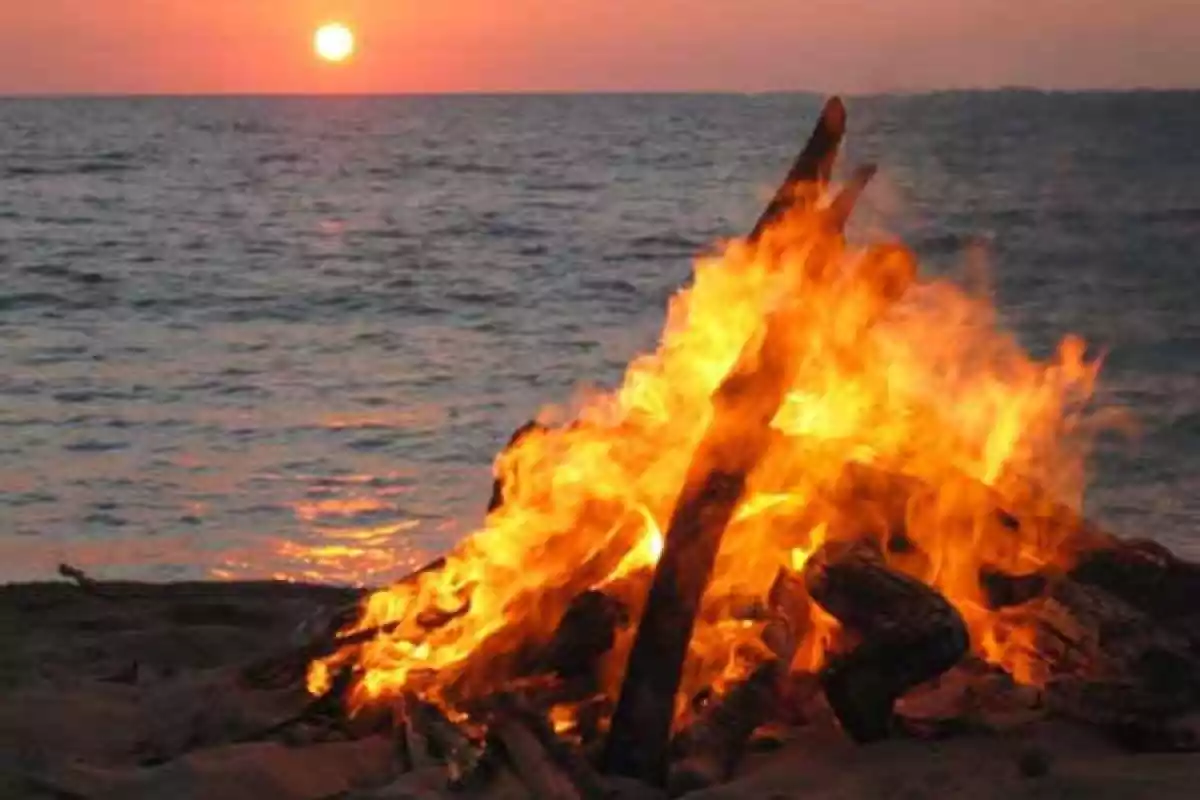 Una foguera de Sant Joan en una platja