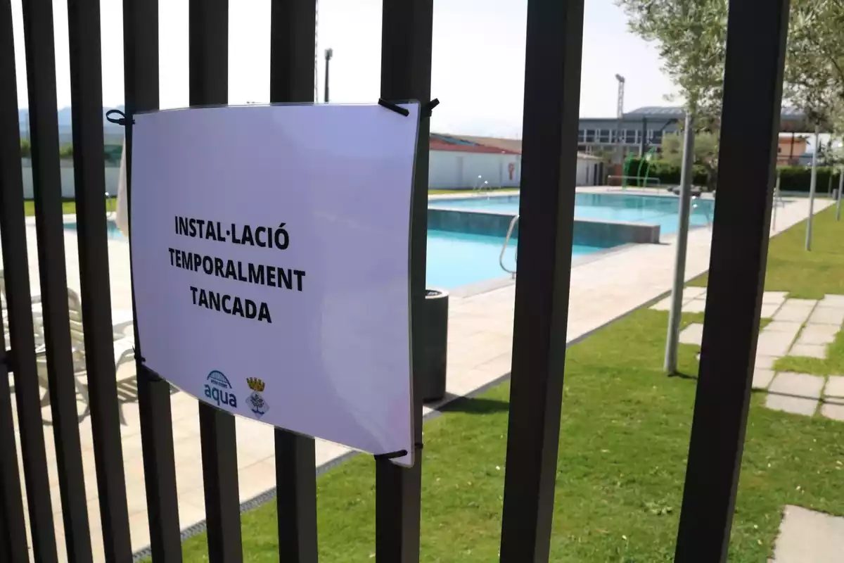 Cartell que informa del tancament de les piscines de Móra d'Ebre arran de l'ofegament d'un nen aquest divendres