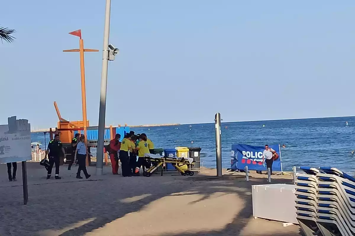 Els serveis d'emergència atenent un home a la platja de Calafell.