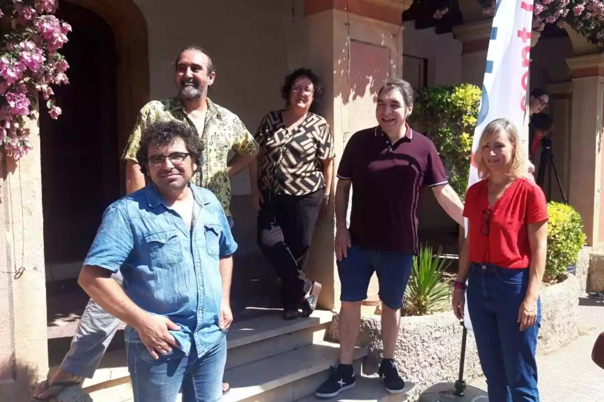 Guardafuegos i la Banda Petit Comitè, amb els propietaris de la casa i la regidora de Cultura.