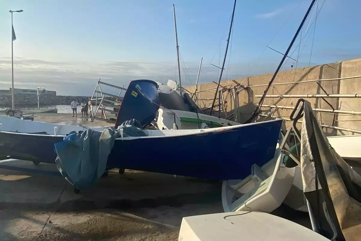 Imatge d'algunes embarcacions del Reial Club Nàutic de Tarragona que estat danyades per un tornado