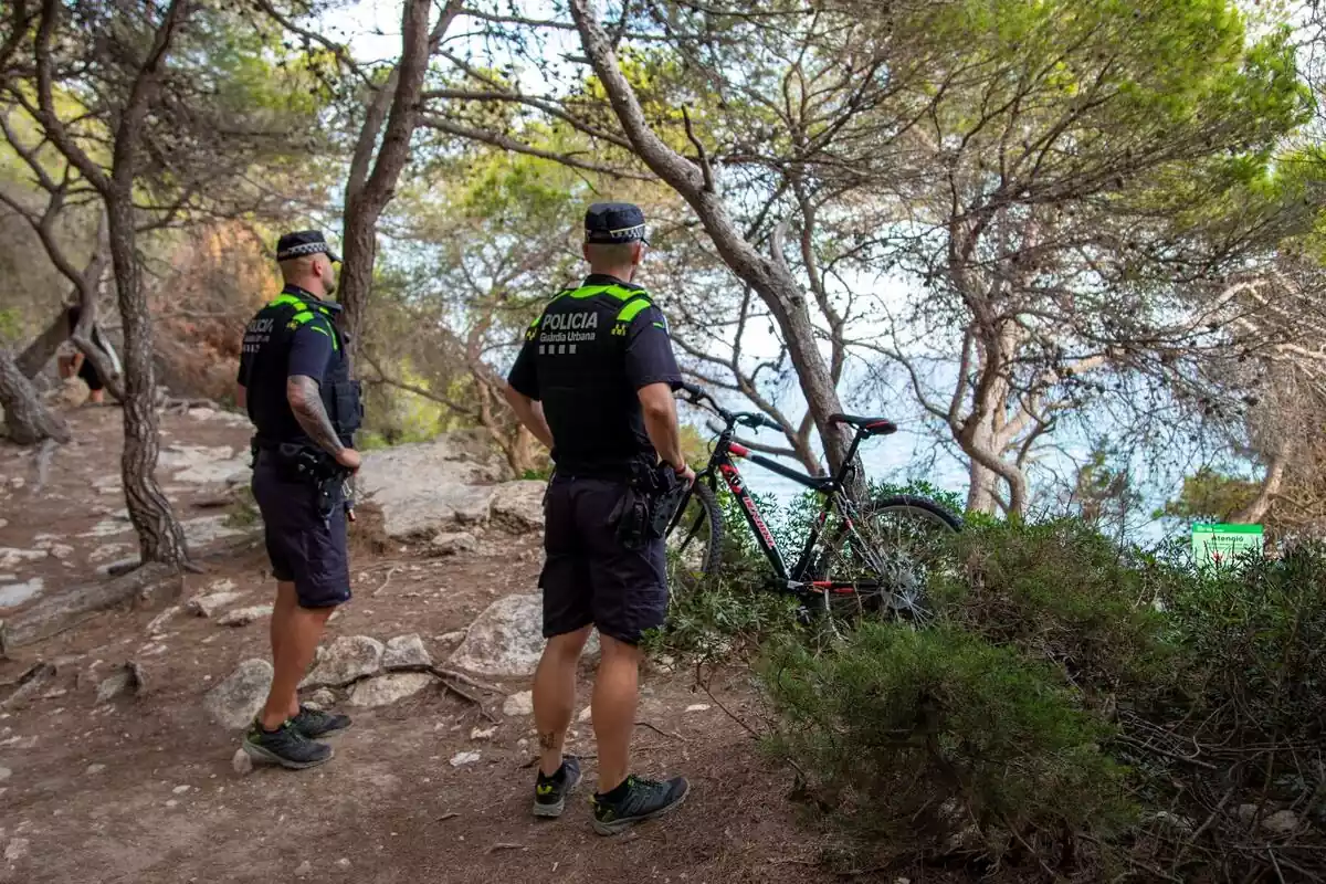 Imatge de dos agents de la Guàrdia Urbana de Tarragona desplegats al bosc de la Marquesa