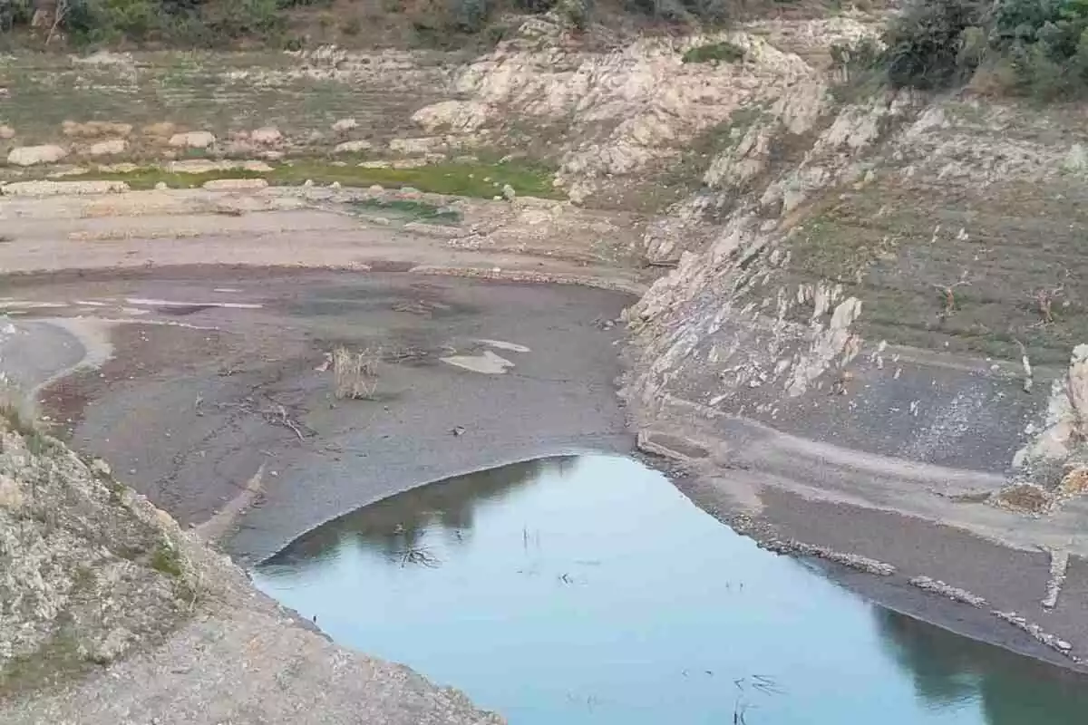 Imatge d'una part del pantà de Siurana, pràcticament seca, amb l'embassament al 14% de la capacitat total