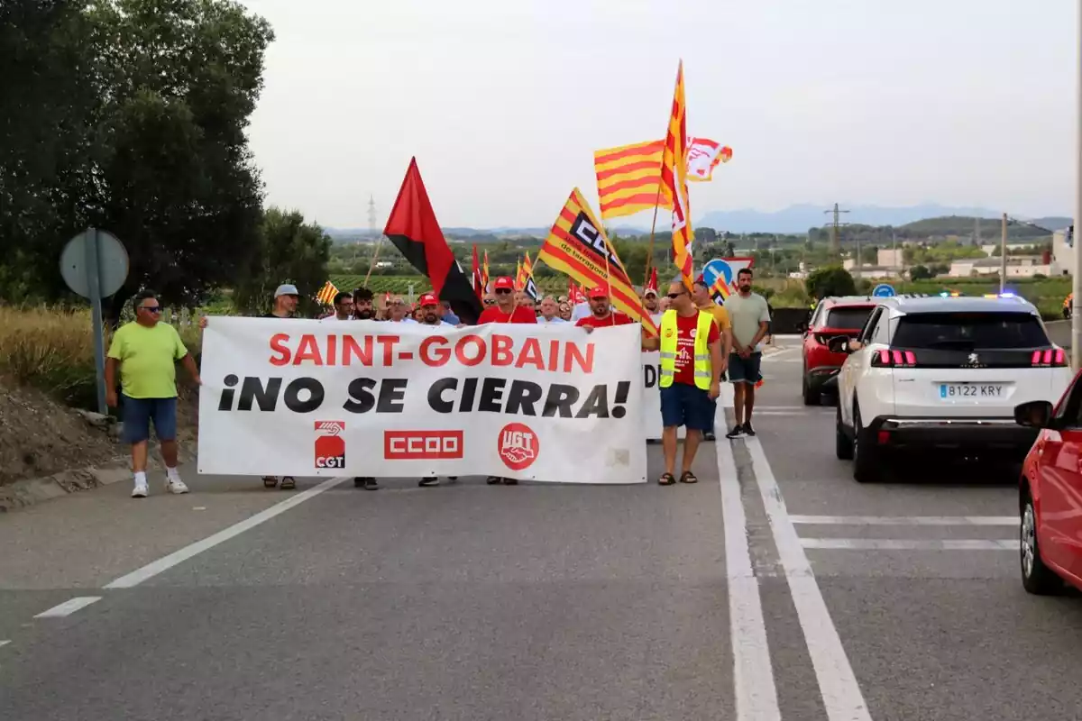 Manifestació dels treballadors de Saint-Gobain Sekurit a l'Arboç.