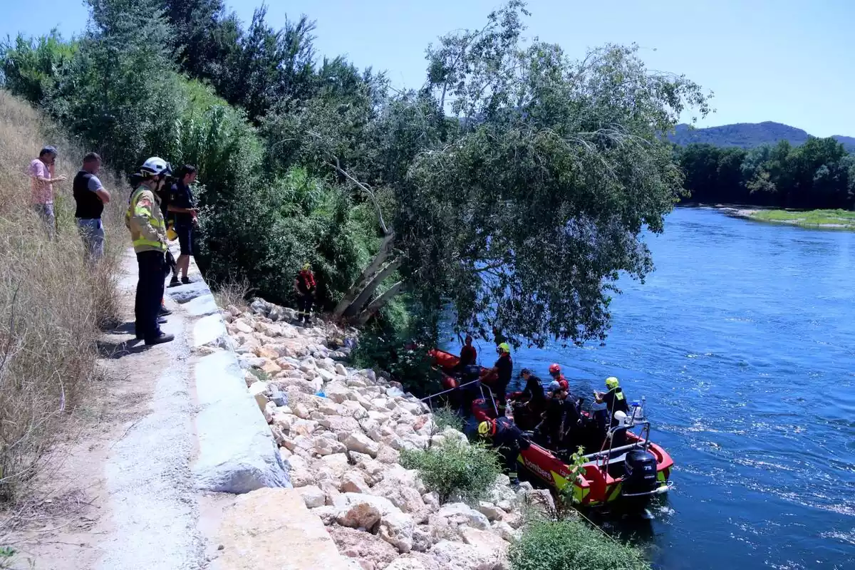 Operatiu de recerca dels bombers i els mossos buscant el cos del jove desaparegut a l'Ebre, a Benissanet