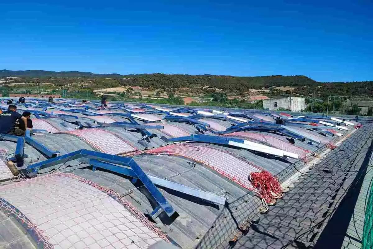 Plaques solars al sostre del pavelló de Sarral