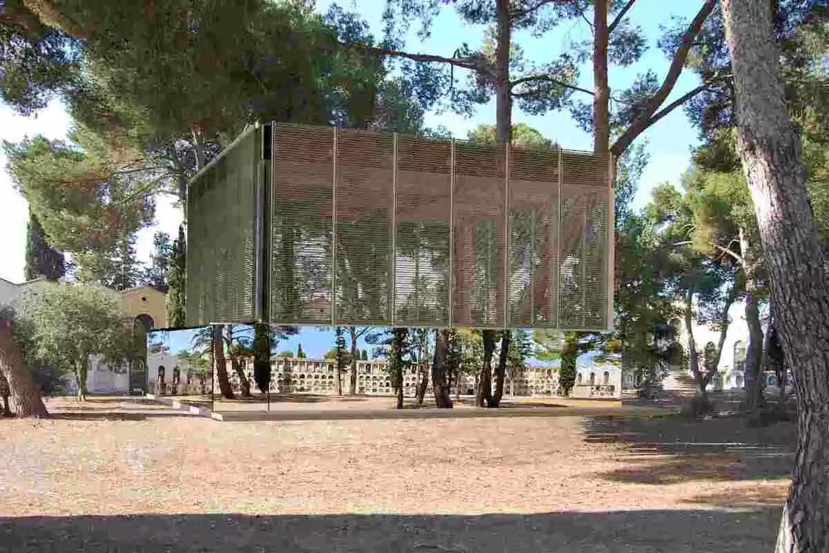 Recreació virtual del futur espai per a cerimònies, amb el vidre amb efecte mirall tapant la part que queda descoberta entre el terra i les làmines