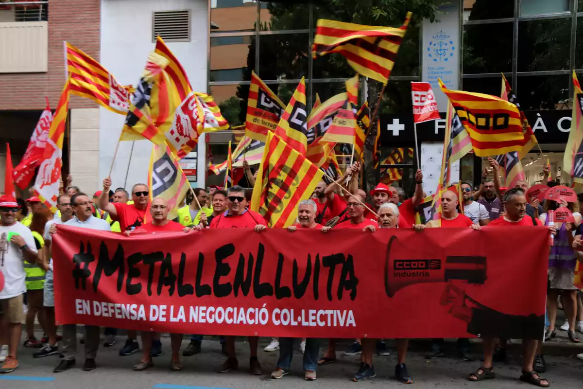 Treballadors de la indústria del metall de Tarragona protestant davant la seu d'AMPETA