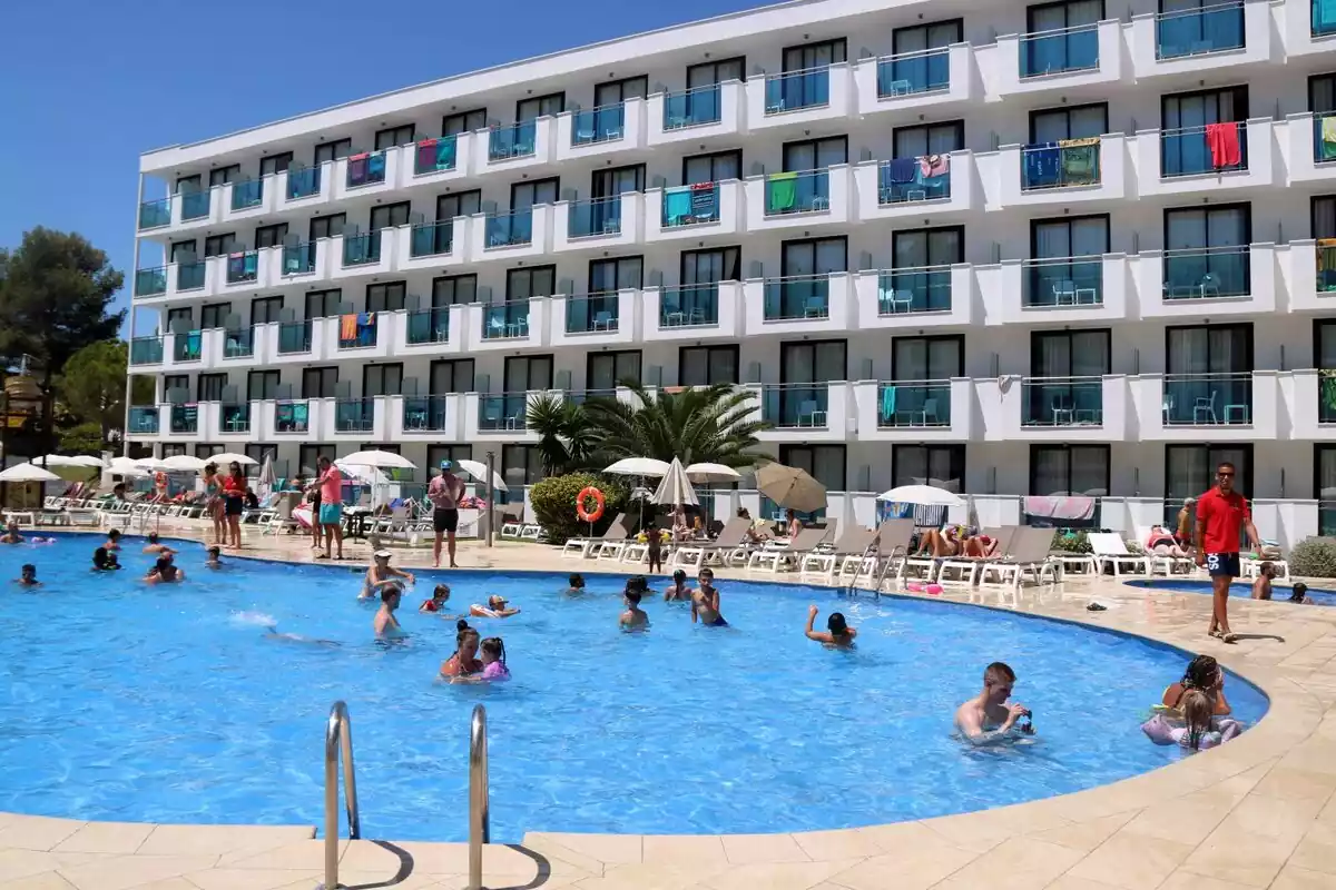 Turistes banyant-se a la piscina d'un hotel de la Costa Daurada, a Vila-seca