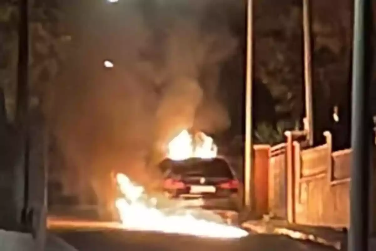 Un cotxe ple de flames a Cunit.