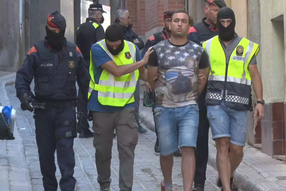 Un dels homes detinguts en un operatiu antidroga al centre històric de Valls