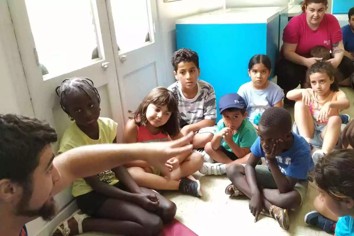 Un grup d'infants escolten l'explicació d'un monitor