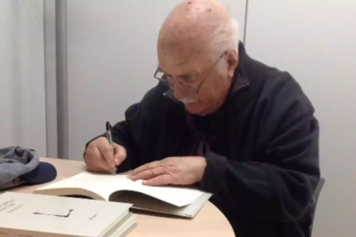Xavier Amorós, signant un llibre