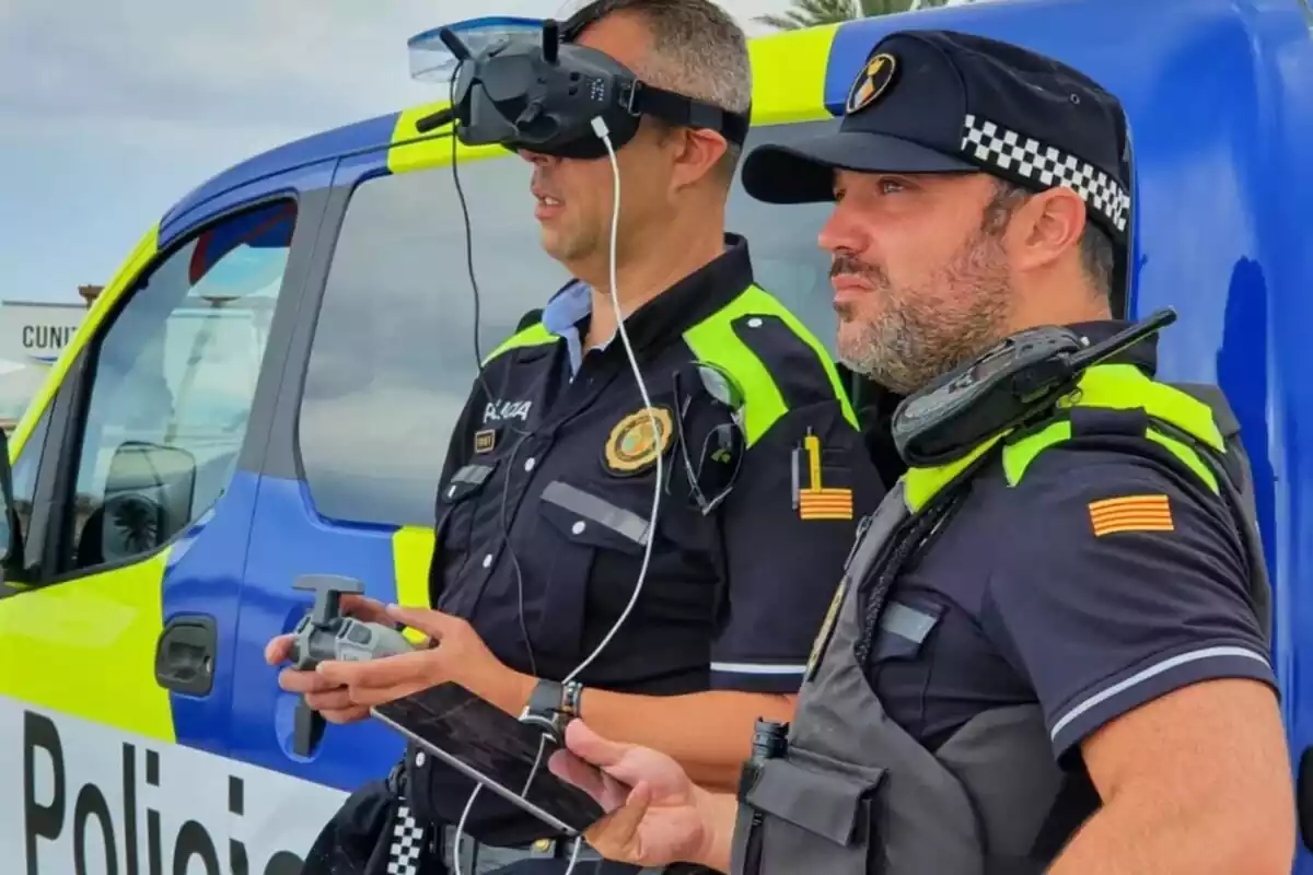 Agents de la policia de Cunit, fent seguiment d'un dron.